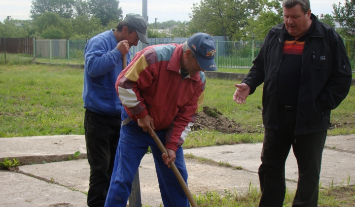 2. fotografia fotogalérie Výsadba stromčekov pri KD