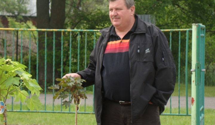 Výsadba stromčekov pri KD