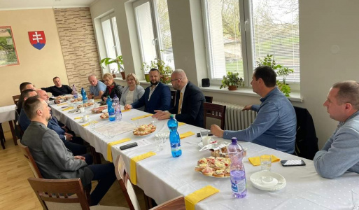 Diskusia starostov priľahlých obcí s poslancom NR SR Milošom Svrčekom  13.4.2023 -spoločná  diskusia s poslancom NR SR Milošom Svrčekom a predsedom Okresnej organizácie Sme rodina v Michalovciach Marianom Pestuchom k témam bytovej politiky, pozemkových úprav, opráv ciest a rozvoja cyklodopravy.