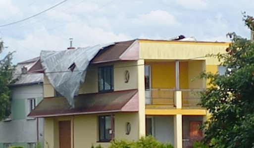 Búrka v obci 01.06.2024 Dňa 01.06.2024 zasiahla našu obec silná búrka s krupobitím, ktorá spôsobila materiálne škody, strhávala strechy a vyvracala stromy. Veľké ďakujeme  patrí naším poslancom a dobrovoľníkom z obce za ich súdržnosť a okamžitú pomoc pri náprave spôsobených škôd.